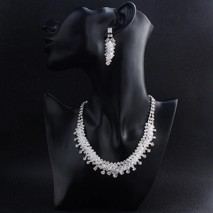 Elegantes Brautschmuck-Set mit funkelnder Strass-Halskette und Tropfenohrringen