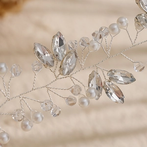Vigne de cheveux de mariée avec fil d'argent, cristaux étincelants et perles blanches pour mariage