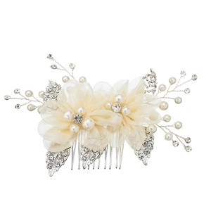 Peigne à cheveux de mariée élégant avec fleurs en résille, perles et cristaux sur fond blanc