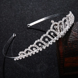 Diadème de mariée élégant avec strass scintillants sur une boîte vintage