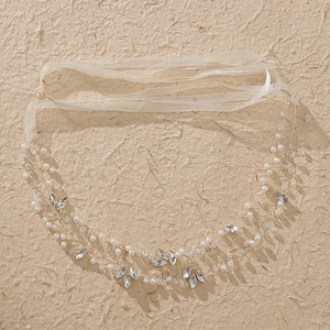 Vue détaillée du bandeau de mariée fait main avec perles blanches et cristaux étincelants