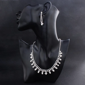 Details des silbernen Schmucksets mit Perlen und Strass bestehend aus Kette und Ohrringen