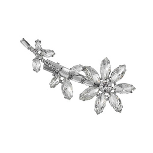 Détail macro d'une pince à cheveux fleurie argentée avec cristaux et strass brillants