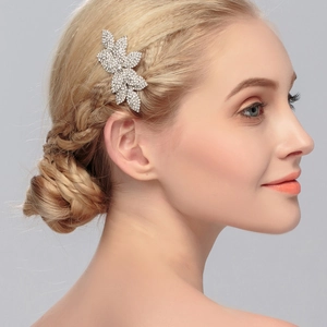Eleganter Brauthaarkamm mit silbernem Blattdesign und weißen Strasssteinen für Hochzeiten
