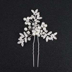 Dettaglio della forcina da sposa a U con perle e strass scintillanti per acconciature