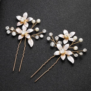 Dettaglio della forcina da sposa con petali in metallo argentato, strass e perle