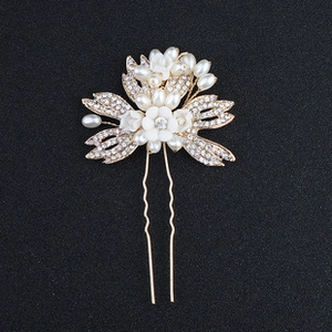 Dettaglio di forcina da sposa con perle e strass su montatura dorata a forma di U