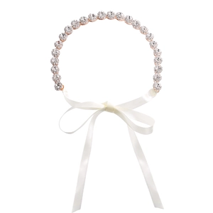 Bandeau de mariée élégant avec strass brillants et long ruban en satin blanc