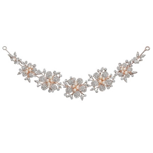 Nahaufnahme des Braut Stirnbands mit roségoldenen Blumen, Strasssteinen und weißen Perlen