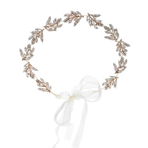 Detail eines Brautstirnbands aus Roségold mit Zirkonblättern und Organzaband-Bindung