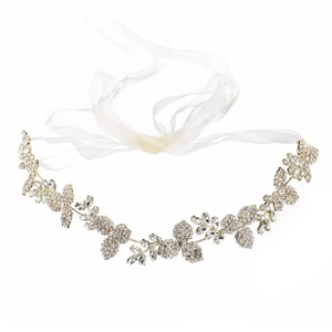Detailansicht von Brauthaarschmuck mit Kristallen und weißem Organzaband in Silber