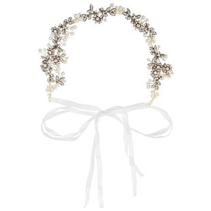 Detailaufnahme des handgefertigten Brautstirnbands mit Perlen, Kristallen und Blumen