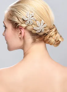 Clip per scarpe floreali in argento con strass indossate su uno chignon per matrimoni