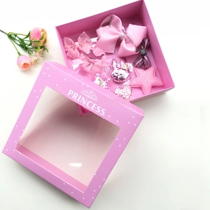 Dettaglio del set di accessori per capelli rosa per bambina in una scatola regalo Princess