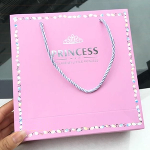 Borsa regalo in carta rosa con logo corona e manici blu per set di gioielli