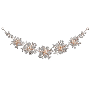 Diadema nupcial floral en oro rosa con cristales y perlas sobre fondo blanco