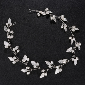 Détail d'une vigne de cheveux de mariée argentée avec feuilles et perles artisanales