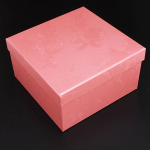 Scatola per gioielli rosa con motivi a rose in rilievo e design classico a incastro