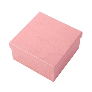 Scatola regalo rosa quadrata con goffratura floreale e coperchio per gioielli sposa
