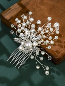 Detail von Brauthaarkamm aus Silber mit Perlen und Kristallen im floralen Design