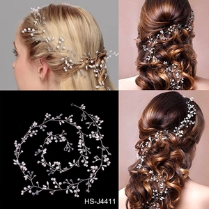 Detailaufnahme von Braut-Haarschmuck mit Perlen und Kristallen auf Silberdraht
