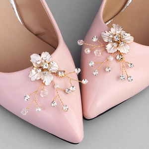 Décolleté rosa a punta con eleganti clip per scarpe con fiori di strass e perle bianche