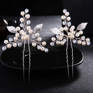Détail macro d'épingles à cheveux de mariée faites main avec perles et feuilles argent