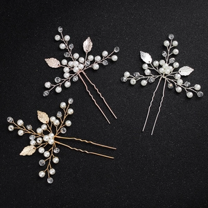 Vue détaillée des épingles à cheveux de mariée avec feuilles en métal et perles