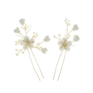 Dettaglio delle forcine per capelli con fiori bianchi fatti a mano, cristalli e perle