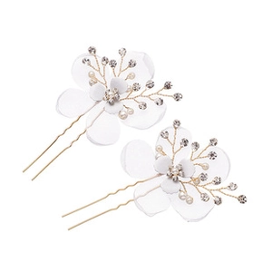 Dettaglio di forcine da sposa fatte a mano con fiori bianchi, perle e strass luccicanti