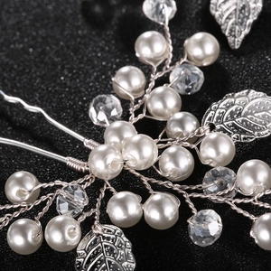 Détail de l'épingle à cheveux de mariée avec feuilles argentées, perles et cristaux