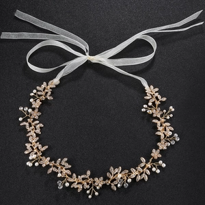 Détail de ce bandeau de mariée doré fait main avec cristaux, perles et ruban organza