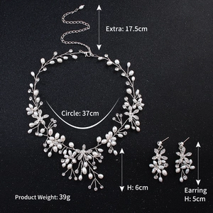 Dettagli set gioielli sposa: collana da 37cm e orecchini da 5cm con perle e strass
