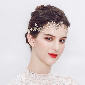 Bandeau de mariée de luxe avec feuilles dorées, perles et strass sur fond blanc