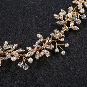 Détail macro d'un bandeau de mariée fait main avec perles et cristaux dorés