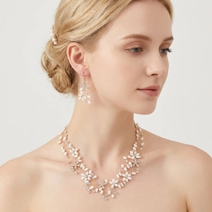 Dettaglio di un set di gioielli da sposa fatti a mano con collana e orecchini di perle