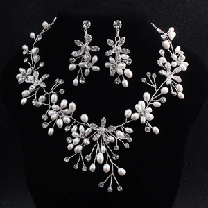 Dettaglio set gioielli sposa con perle artigianali e strass su velluto nero