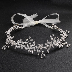 Gros plan détaillé du bandeau de mariée fait main avec strass brillants et perles blanches