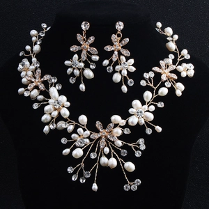 Elegante set di gioielli da sposa con perle fatte a mano e fiori di cristallo su busto nero