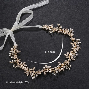 Bandeau de mariée luxueux avec feuilles dorées, perles et cristaux sur fond noir