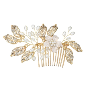Peigne à cheveux de mariée avec fleurs dorées, perles et strass sur fond blanc