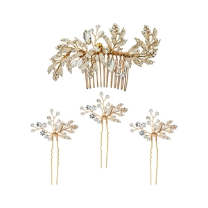 Parure de bijoux de mariage dorée avec perles, cristaux et feuilles sur fond blanc