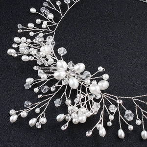 Dettaglio di accessorio sposa in filo d'argento con perle bianche e cristalli