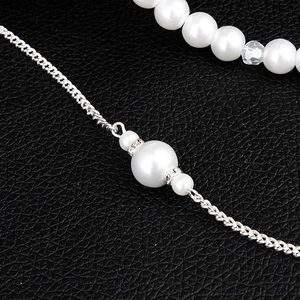 Elegante lange Braut-Körperkette mit weißen Perlen und glänzenden Strass-Akzenten