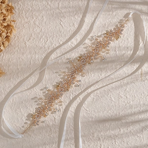 Eleganter Braut-Haarreif mit weißen Perlen und Strass auf Golddraht und Seidenband