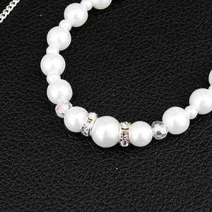 Elegante lange Braut-Körperkette mit weißen Perlen und funkelnden Strasssteinen