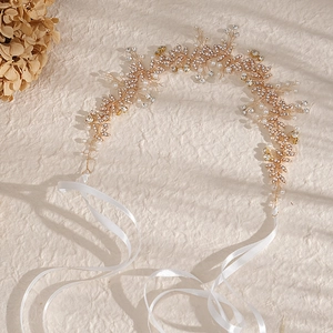 Exquisiter Brauthaarschmuck mit Perlen und Strass auf Golddraht und weißen Seidenbändern