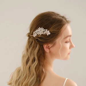 Exquisite bridal rhinestone flower hair comb featuring sparkling crystals and alloy base