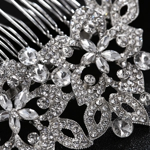 Peigne à cheveux argenté élégant avec strass brillants pour coiffure de mariée florale