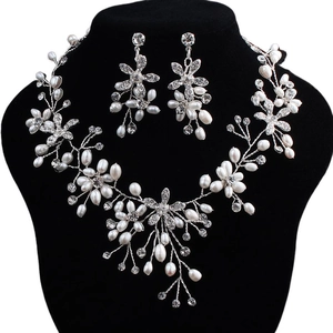 Set gioielli da sposa squisiti con perle fatte a mano e collana di fiori con orecchini